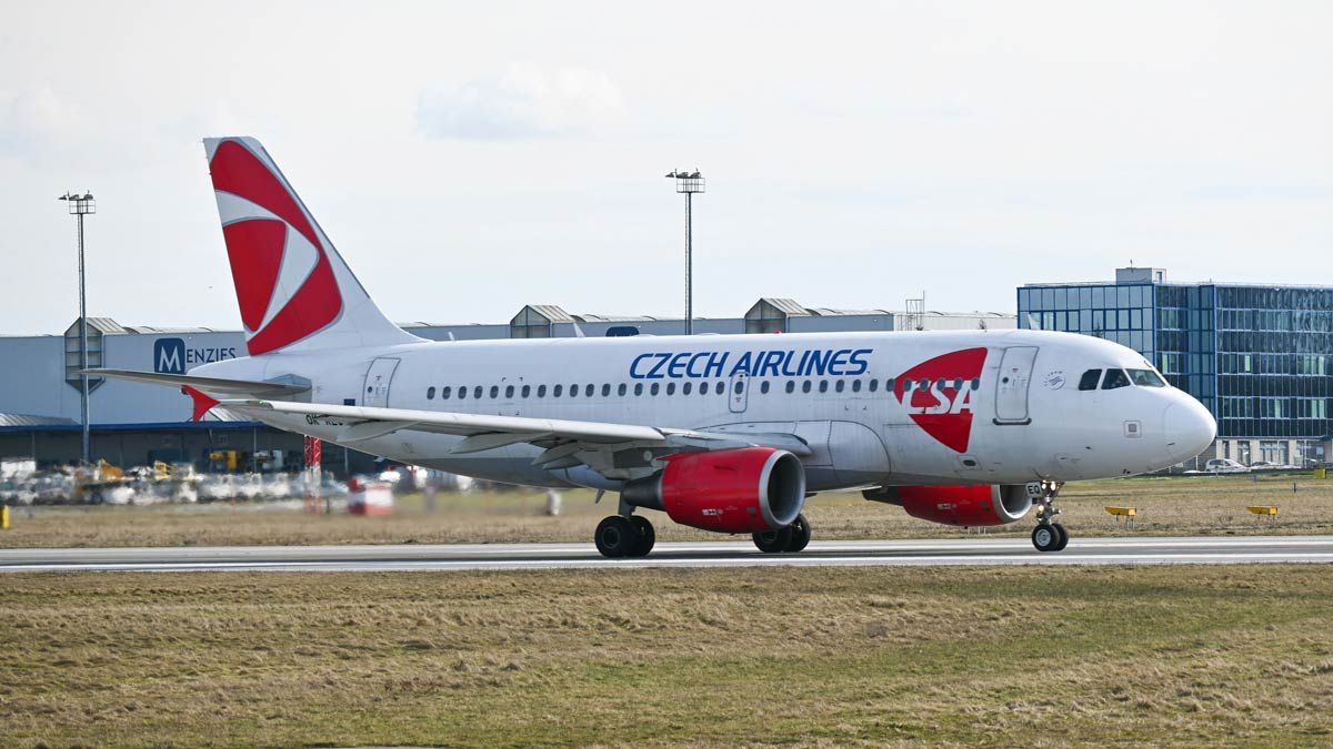 Un avion sur l'une des pistes de l'aéroport de Prague