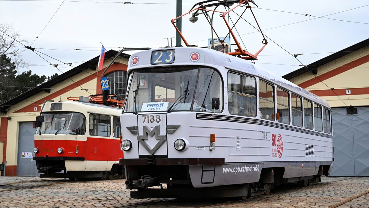 Tramway commémorant le 50ème anniversaire du métro de Prague