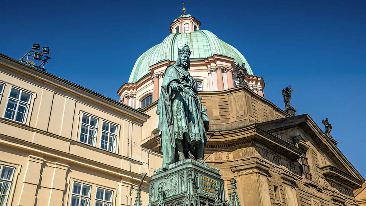 Vue d'une statue de Charles IV