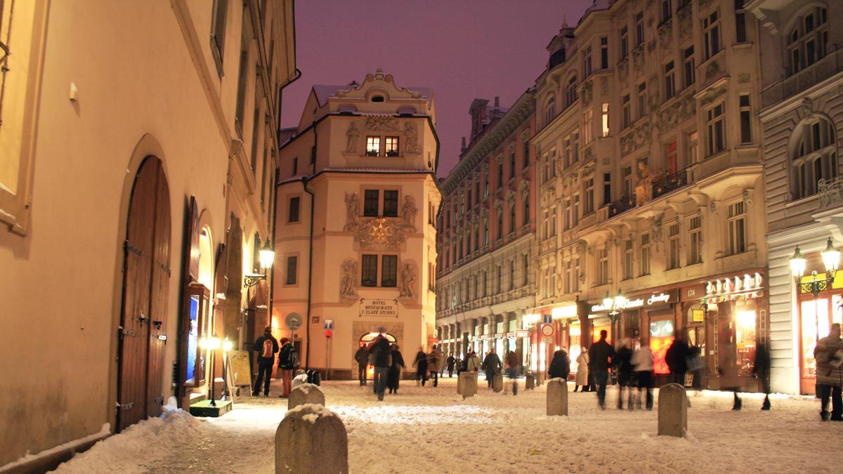 Vue de la rue Karlova sous la neige