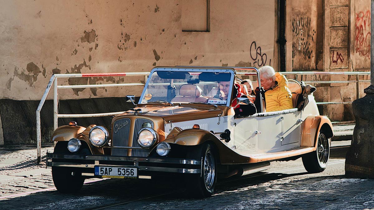 Une voiture ancienne touristique